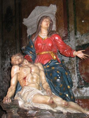 La Pietà
scultura lignea eseguita nell’Anno Santo 1700, facente parte di una grande “macchina processionale”, tradizionalmente attribuita alla scuola berniniana
