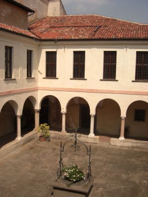 Rovato, chiostro
